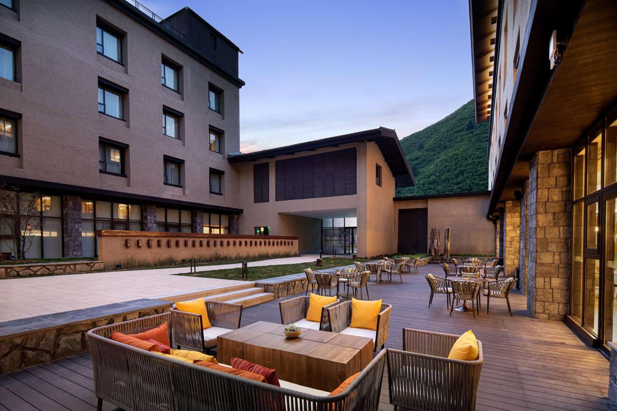 Hilton Garden Inn Jiuzhaigou Exteriör bild
